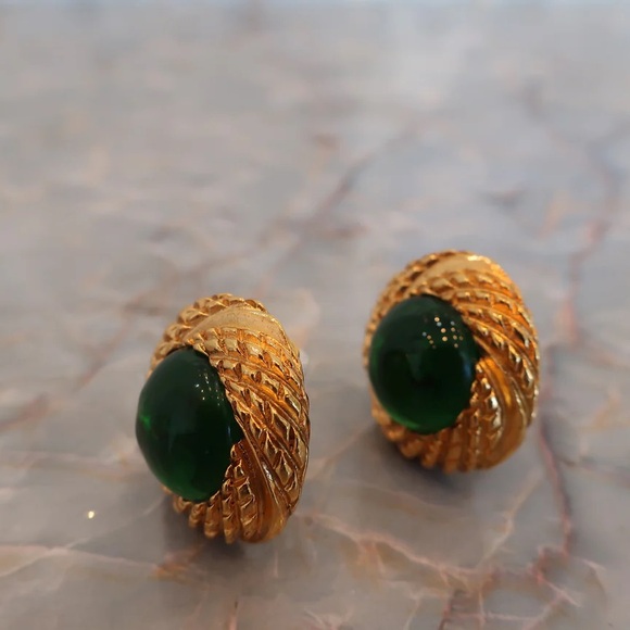 Chanel vintage gripoix faux emerald earrings - Picture 3 of 8